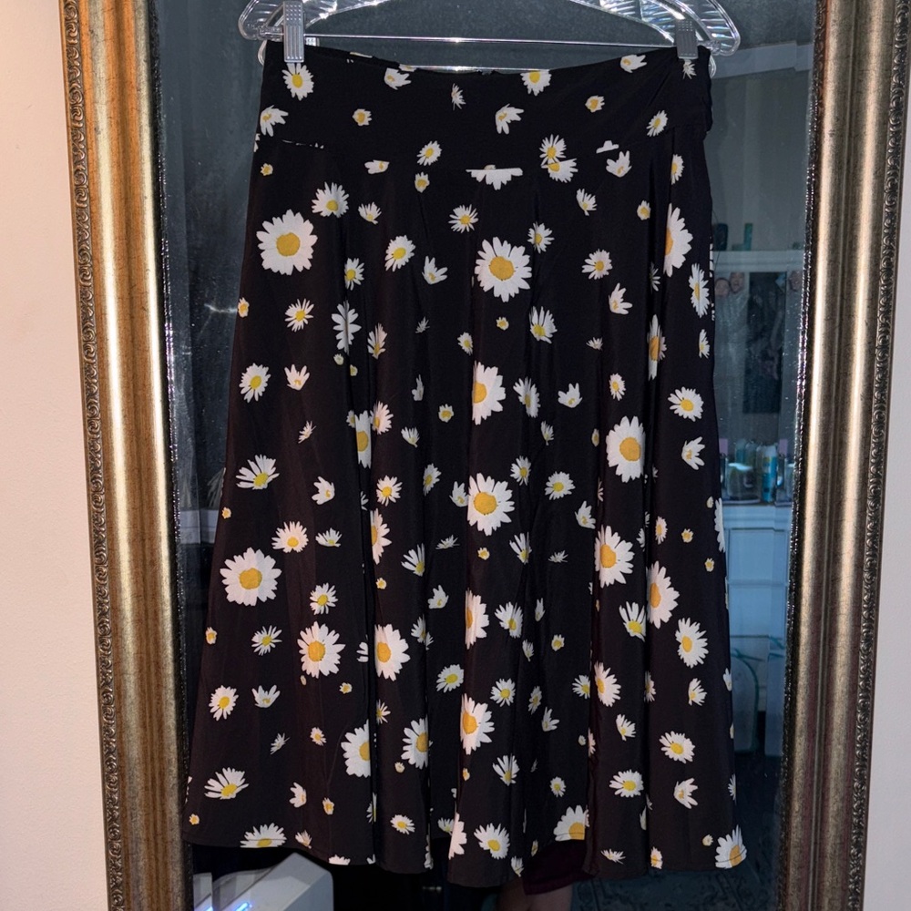 Elegant Daisy Print Black Midi Skirt